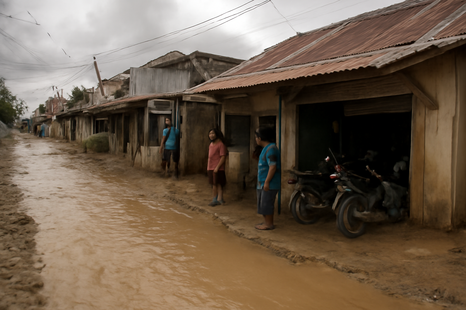 Warga memeriksa kondisi jalan dan genangan air di kawasan Sipirok setelah hujan deras